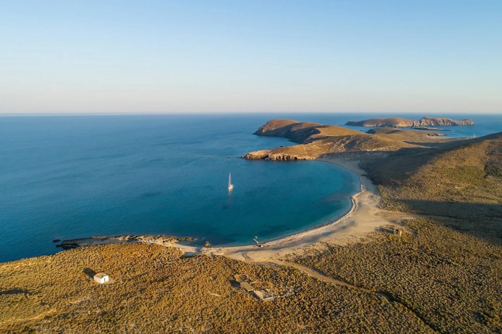Peaceful and relaxing unlike some of the more crowded and touristy Greek islands, Psara offers a peaceful and relaxing atmosphere.
